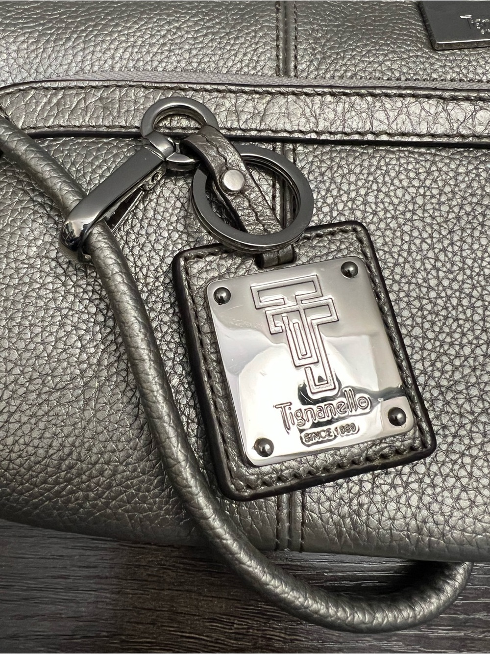 Tignanello Metallic Silver Pebbled Leather Crossbody with Keyring EUC - Picture 2 of 12